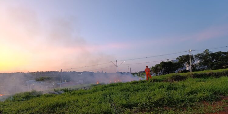 Arcos: fogo consome área verde no Bairro Olaria