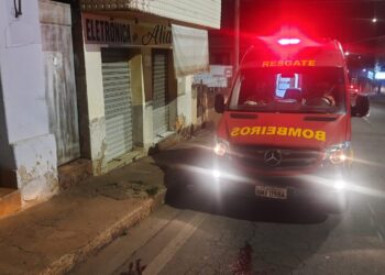 Homem fica em estado grave após ser atropelado por motocicleta na Avenida Abílio Machado, em Formiga