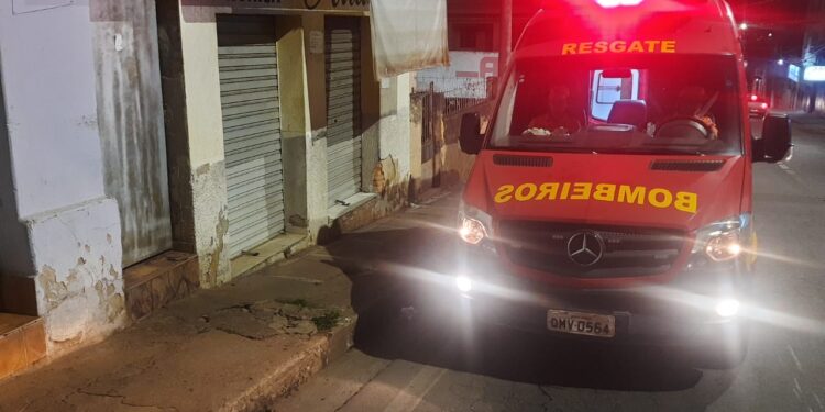 Homem fica em estado grave após ser atropelado por motocicleta na Avenida Abílio Machado, em Formiga