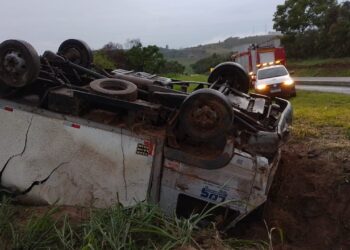 Formiga: caminhão tomba na MG-050 e motorista escapa ileso
