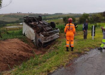 Formiga: caminhão tomba na MG-050 e motorista escapa ileso