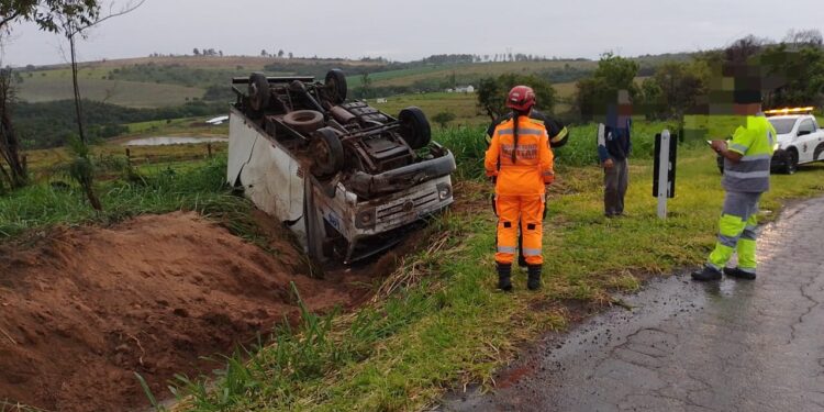 Formiga: caminhão tomba na MG-050 e motorista escapa ileso