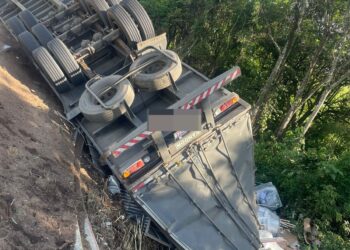 Motorista de caminhão morre em acidente na BR 494, em Itapecerica