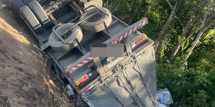 Motorista de caminhão morre em acidente na BR 494, em Itapecerica