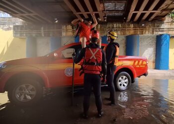 Bombeiros realizam simulação de atendimento à vítima em local sujeito à inundação