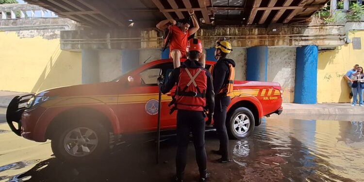 Bombeiros realizam simulação de atendimento à vítima em local sujeito à inundação