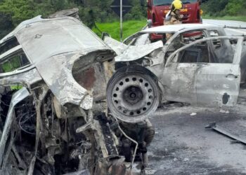 Colisão entre automóveis deixa duas vítimas carbonizadas na BR-494, em Itapecerica