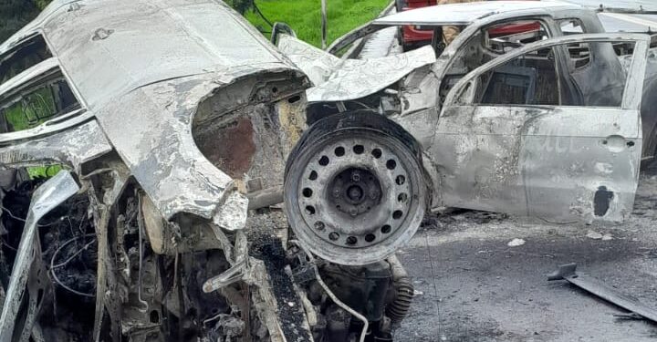 Colisão entre automóveis deixa duas vítimas carbonizadas na BR-494, em Itapecerica