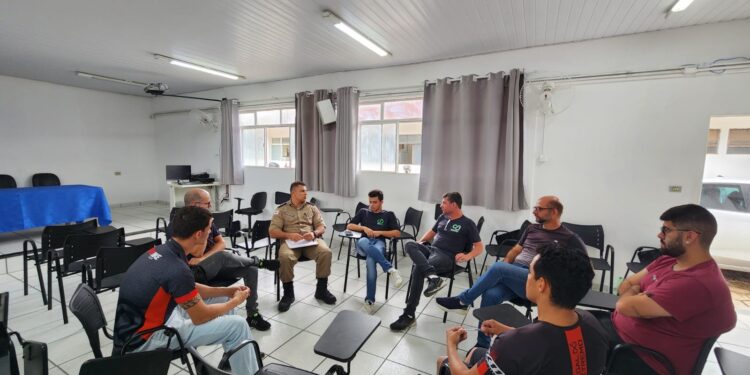 Polícia Militar de Formiga se reúne para esclarecer regulamentação de bicicletas elétricas e ciclomotores
