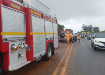 Capotamento na MG-050 deixa quatro feridos
