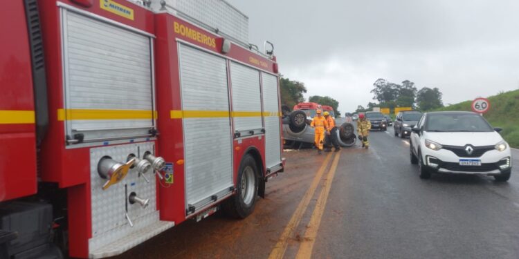 Capotamento na MG-050 deixa quatro feridos