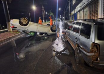 Arcos: Carro capota após colisão e deixa duas mulheres feridas