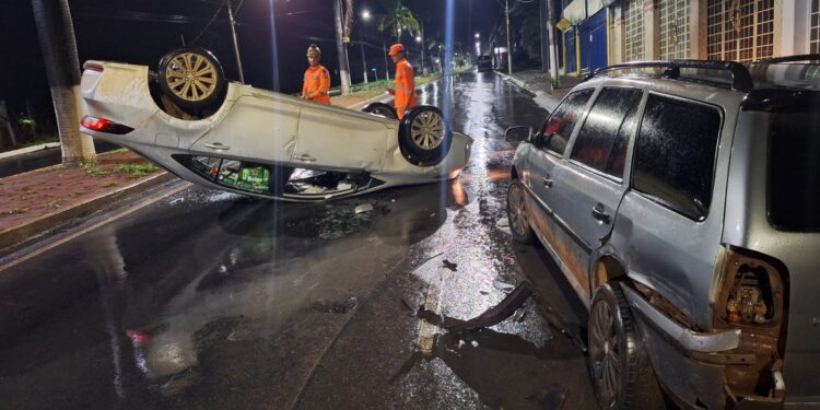 Arcos: Carro capota após colisão e deixa duas mulheres feridas