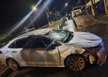Arcos: Carro capota após colisão e deixa duas mulheres feridas