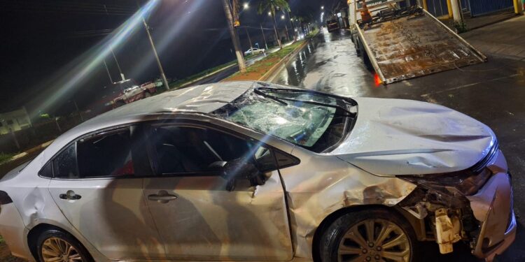 Arcos: Carro capota após colisão e deixa duas mulheres feridas