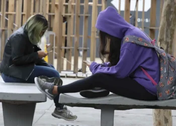 Celular em sala de aula: 86% dos brasileiros apoiam algum tipo de restrição no uso