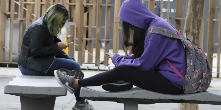 Celular em sala de aula: 86% dos brasileiros apoiam algum tipo de restrição no uso