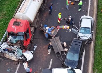 Engavetamento com dez veículos deixa um morto e seis feridos no Triângulo