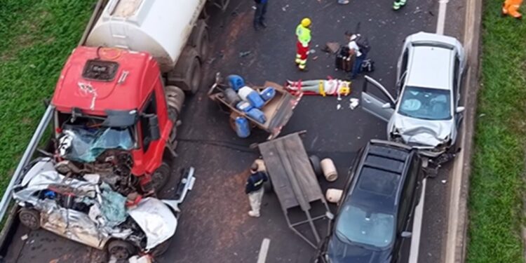 Engavetamento com dez veículos deixa um morto e seis feridos no Triângulo