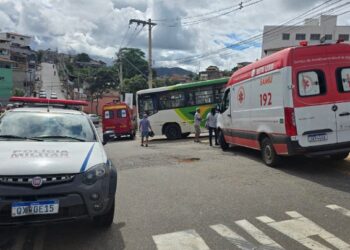 Motociclista é esmagada por ônibus e morre após tentativa de ultrapassagem em MG