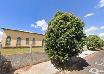 Adolescente é assaltado e esfaqueado enquanto fazia xixi em árvore atrás de igreja em MG