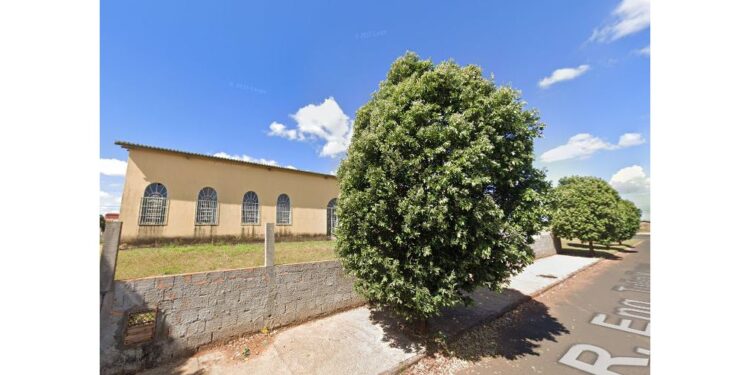 Adolescente é assaltado e esfaqueado enquanto fazia xixi em árvore atrás de igreja em MG