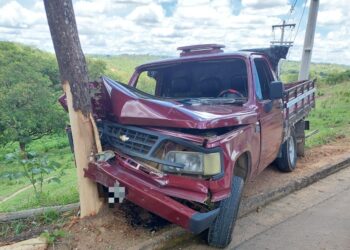 Bom Despacho: Motorista fica ferido após colidir contra árvore