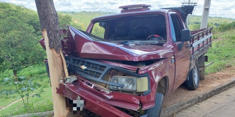 Bom Despacho: Motorista fica ferido após colidir contra árvore