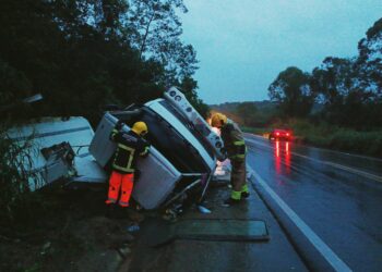 Caminhão tomba no km 528 da BR 354