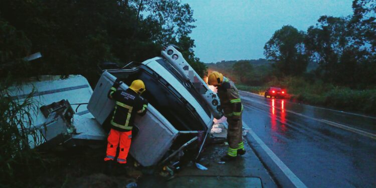 Caminhão tomba no km 528 da BR 354