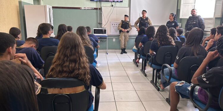 Operação Hagnus: palestra educativa leva orientação a jovens em Formiga