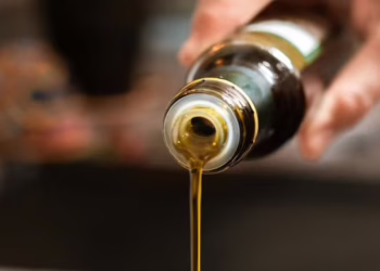 Polícia procura por suspeito de furtar seis azeites e ameaçar segurança de supermercado