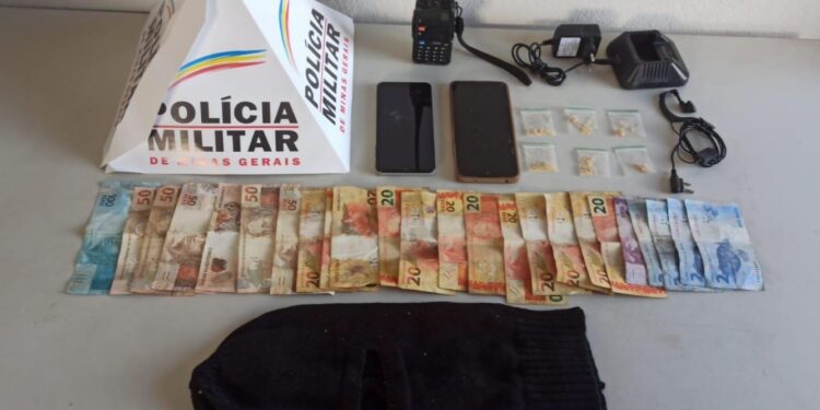 PM prende suspeito de tráfico de drogas no bairro Lajinha