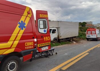 Motorista perde controle da direção e sobe no canteiro central da Av. Vereador José Higino Filho
