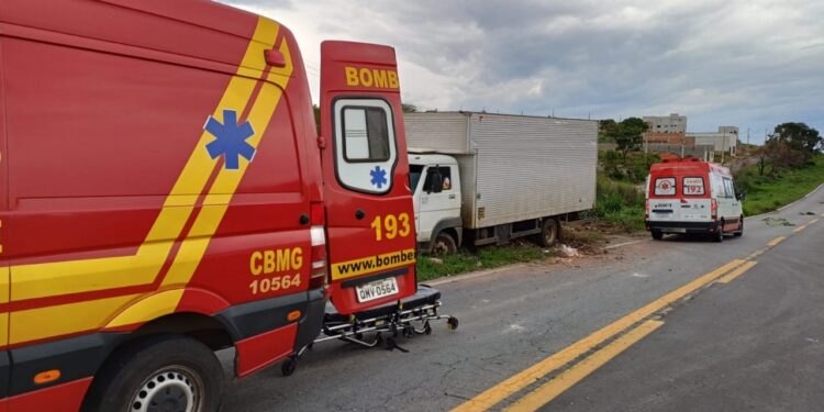 Motorista perde controle da direção e sobe no canteiro central da Av. Vereador José Higino Filho