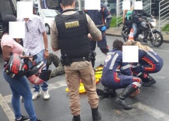 Acidente entre carro e moto deixa jovem ferido no Centro de Formiga