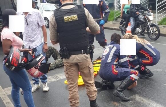 Acidente entre carro e moto deixa jovem ferido no Centro de Formiga