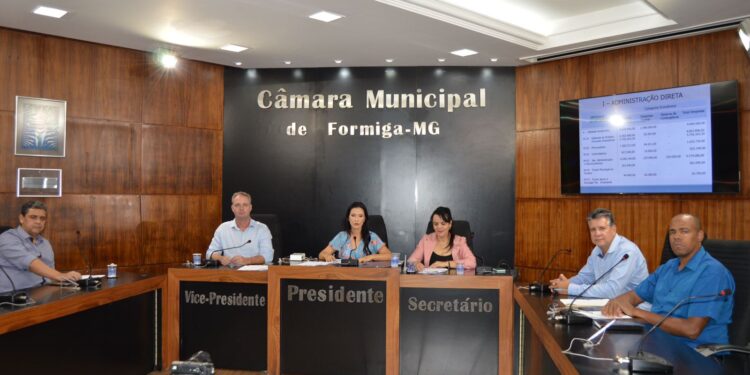 Câmara Municipal de Formiga realiza audiência pública sobre planejamento orçamentário para 2025
