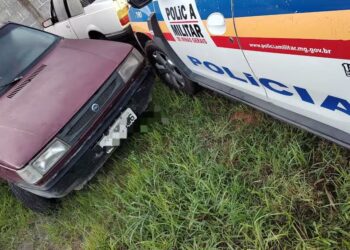 Ladrão dá soco em mulher durante roubo, joga carro em cima da PM para fugir, mas acaba preso