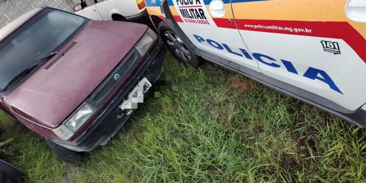 Ladrão dá soco em mulher durante roubo, joga carro em cima da PM para fugir, mas acaba preso