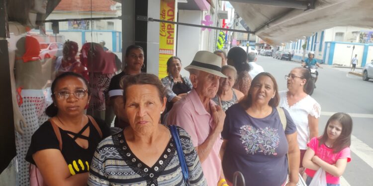 Moradores de Formiga protestam contra a precariedade do transporte público