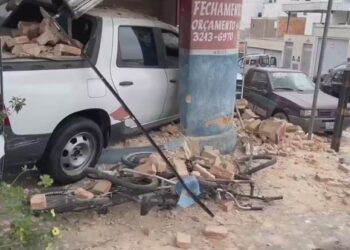 Motorista passa mal e invade loja com caminhonete no bairro Catalão, em Divinópolis