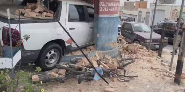 Motorista passa mal e invade loja com caminhonete no bairro Catalão, em Divinópolis