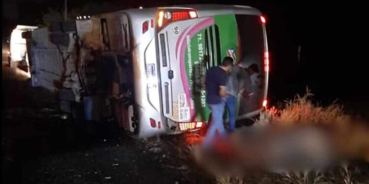 Quatro morrem e 16 ficam feridos em acidente com ônibus de viagem
