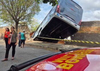 BH: Ônibus bate em muro de creche e deixa feridos