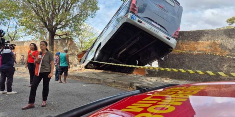 BH: Ônibus bate em muro de creche e deixa feridos