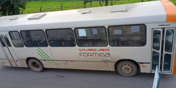 Veículo do transporte público quebra e é deixado em via pública próxima ao Unifor