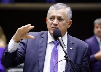 Propostas do pacote de corte de gastos com mudança sobre salário mínimo e emendas chegam à Câmara