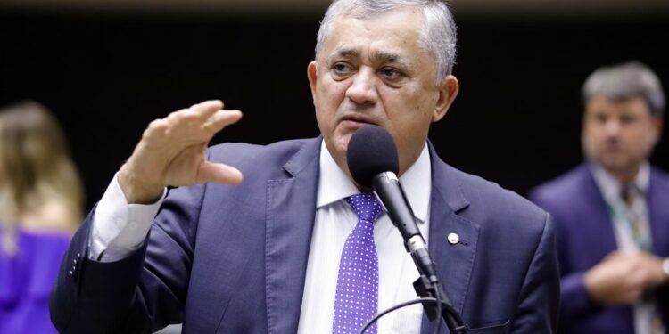 Propostas do pacote de corte de gastos com mudança sobre salário mínimo e emendas chegam à Câmara