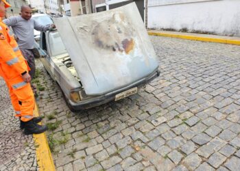 Veículo pega fogo no Centro de Formiga e é controlado por populares e bombeiros